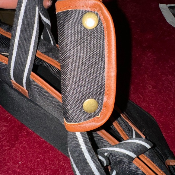 adorable doggy tote, comfortable cushion inside mash top with a leash attachment - Picture 7 of 7